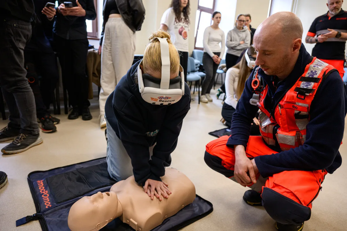 Průkopnická výuka první pomoci, středoškoláci využijí virtuální realitu
