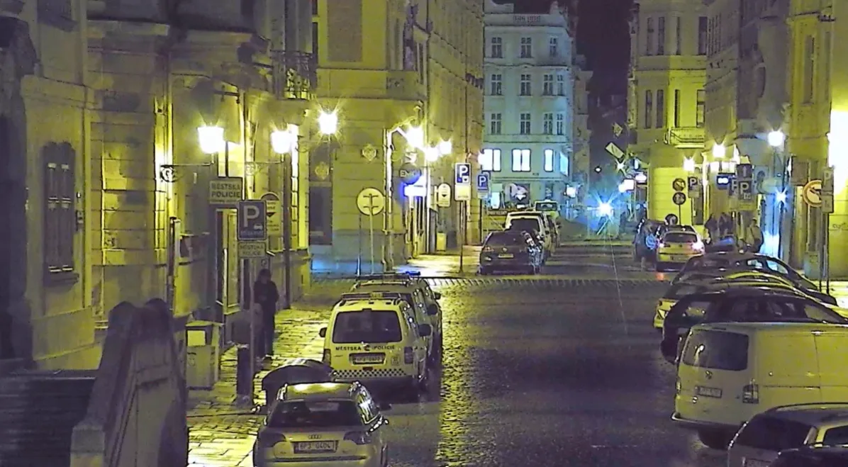 Mladík posprejoval auto městské policie, přímo před služebnou a pod kamerou