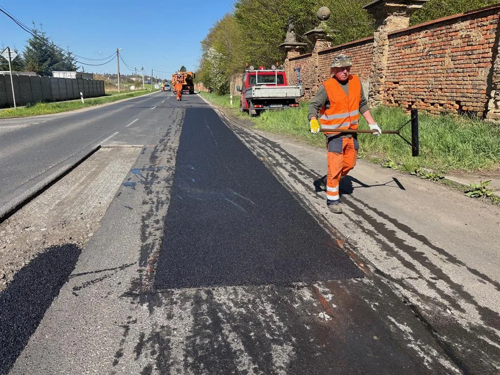 Rozjely se opravy silnic po zimě, správa silnic nasazuje teplou balenou směs