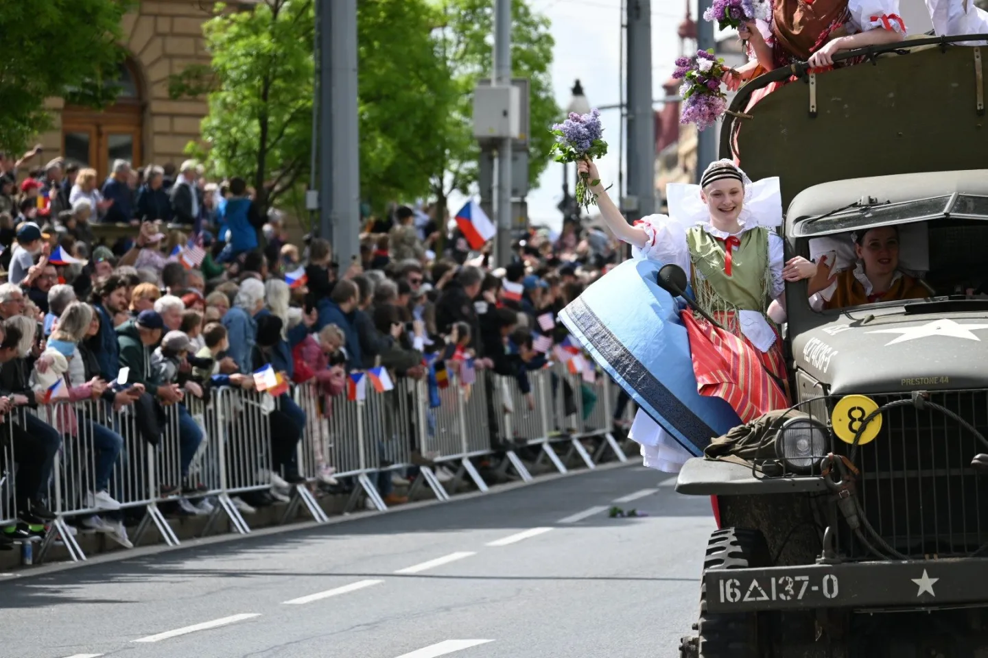 Zákaz parkování i změny v MHD. Slavnosti svobody výrazně ovlivní dopravu ve městě