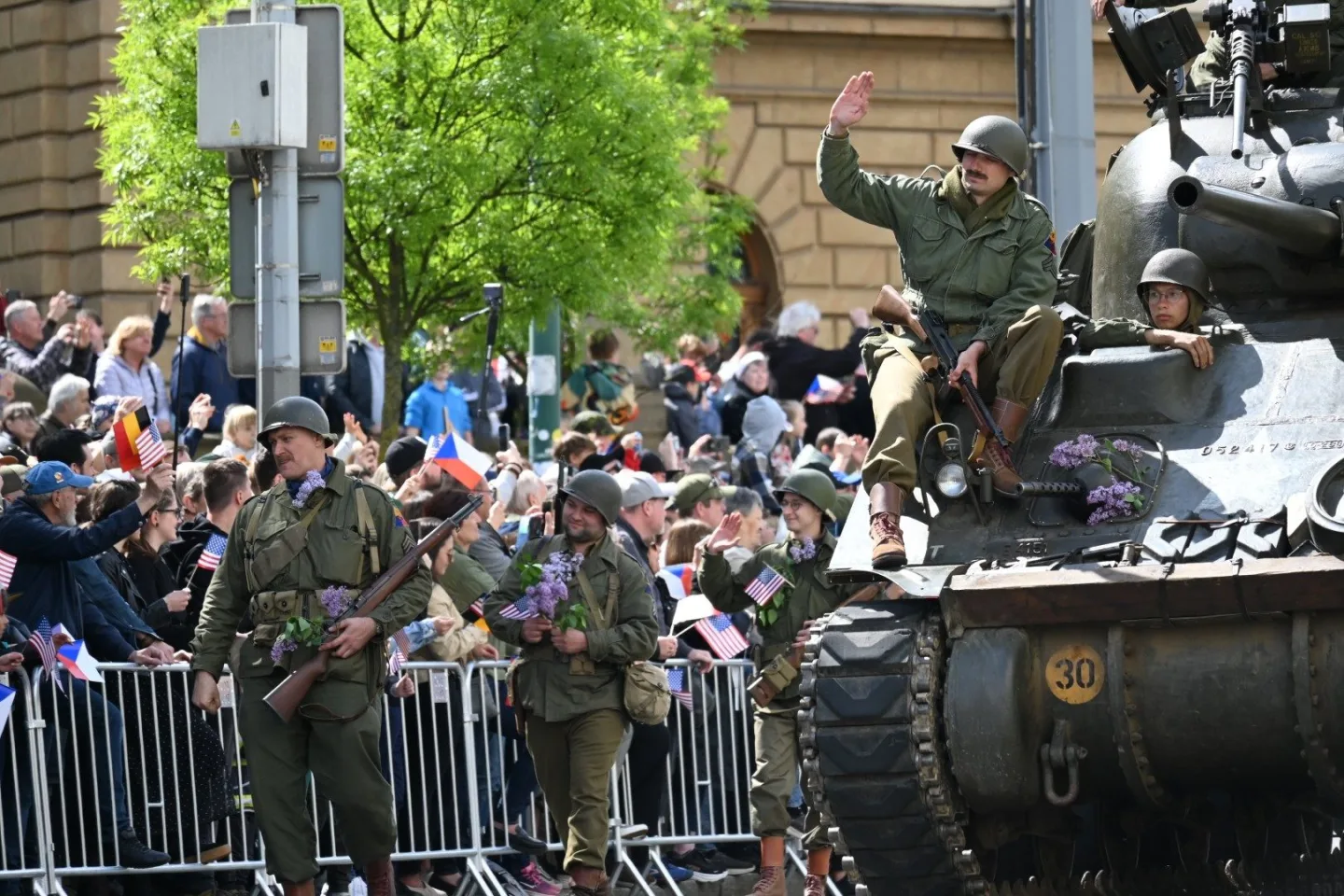 Zákaz parkování i změny v MHD. Slavnosti svobody výrazně ovlivní dopravu ve městě