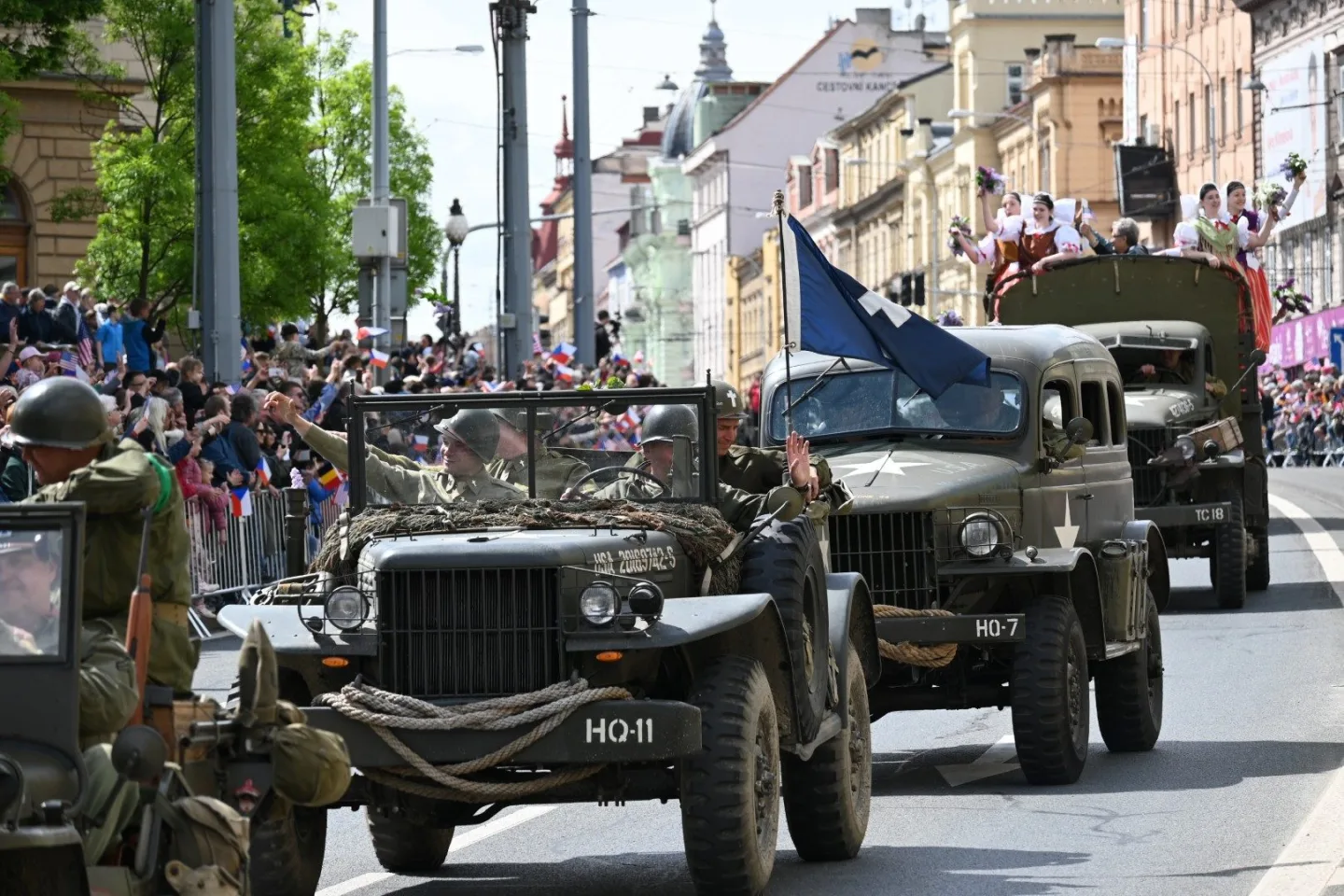 Zákaz parkování i změny v MHD. Slavnosti svobody výrazně ovlivní dopravu ve městě