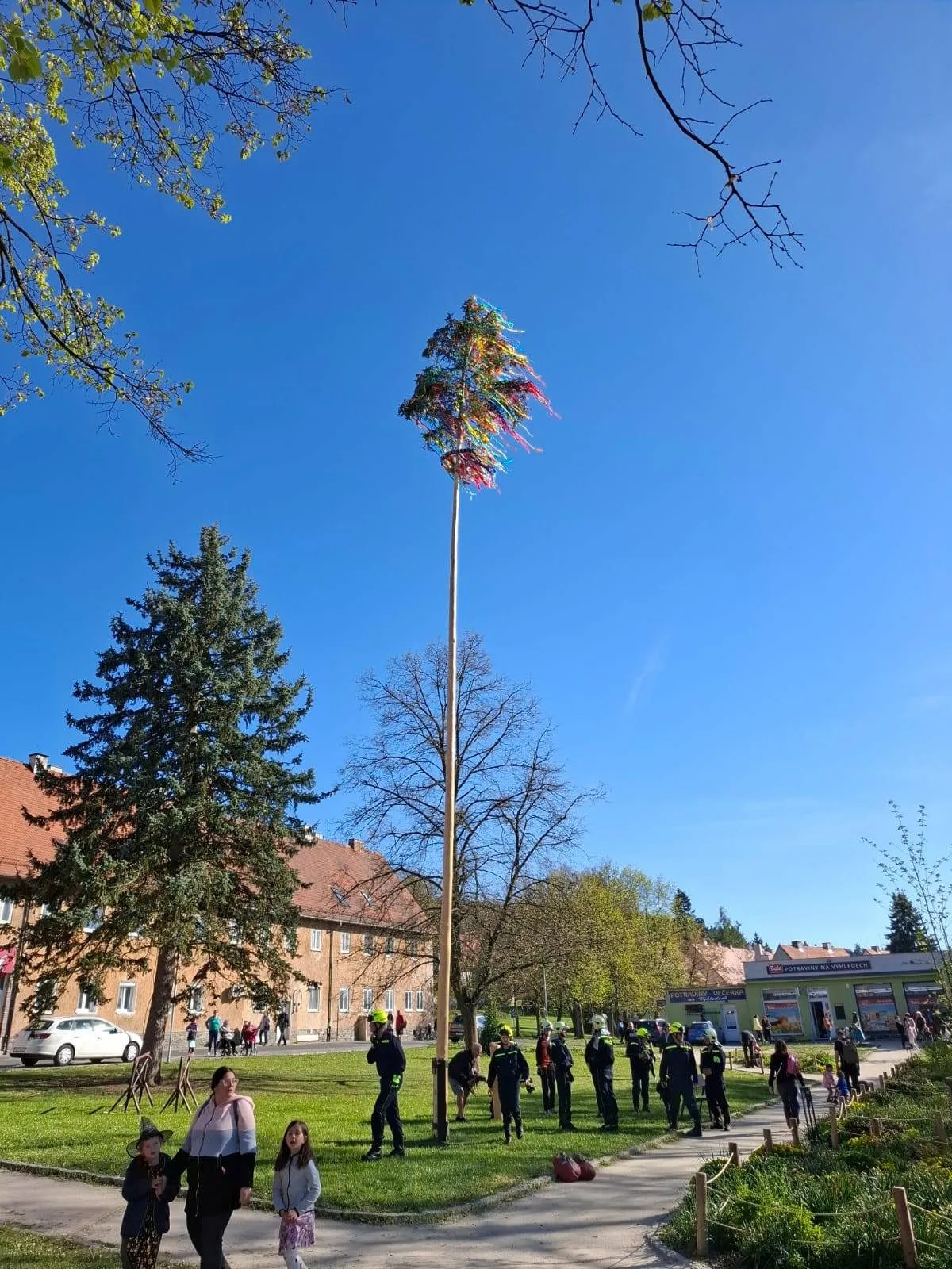 Neuhlídali májku a případ nahlásili policii, město schytává drsnou kritiku