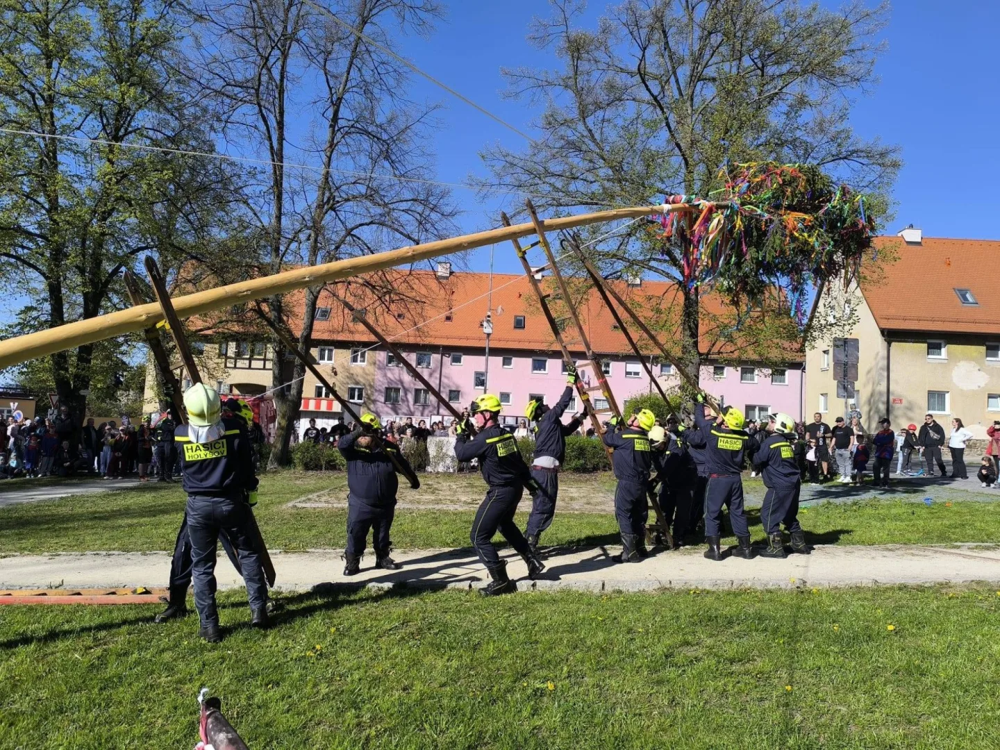 Neuhlídali májku a případ nahlásili policii, město schytává drsnou kritiku