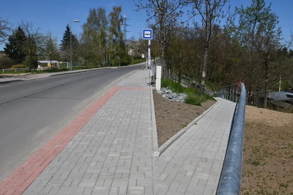 Nejen návštěvníci vyhlášené plovárny se mohou radovat z opravy důležité komunikace