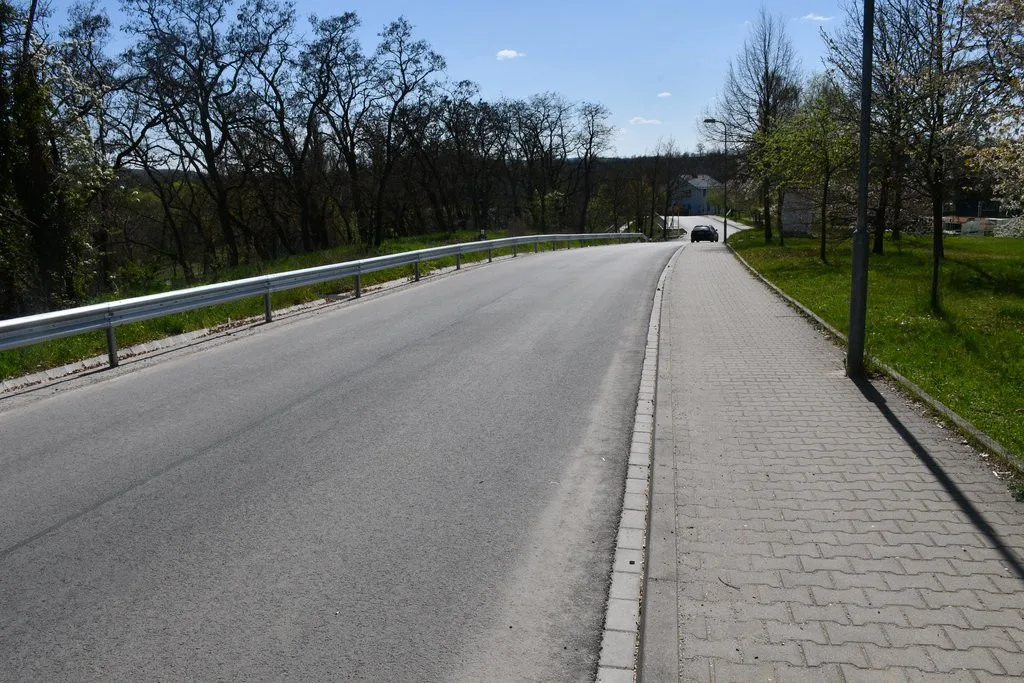 Nejen návštěvníci vyhlášené plovárny se mohou radovat z opravy důležité komunikace