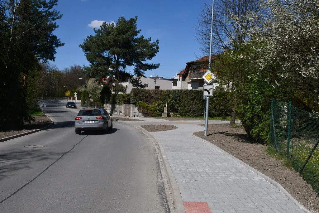 Nejen návštěvníci vyhlášené plovárny se mohou radovat z opravy důležité komunikace