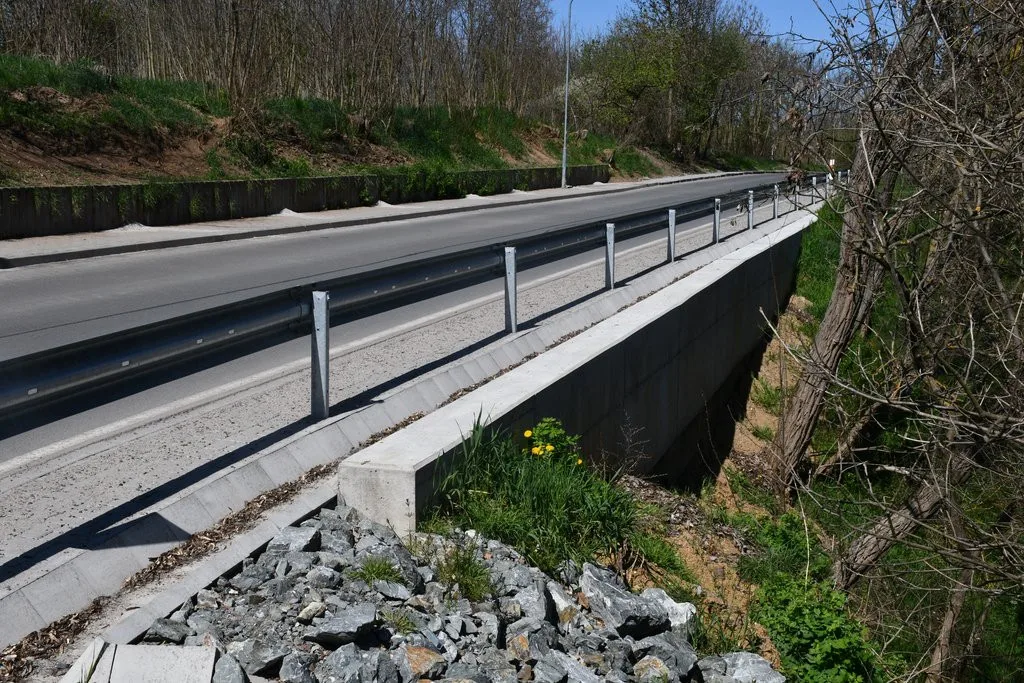 Nejen návštěvníci vyhlášené plovárny se mohou radovat z opravy důležité komunikace