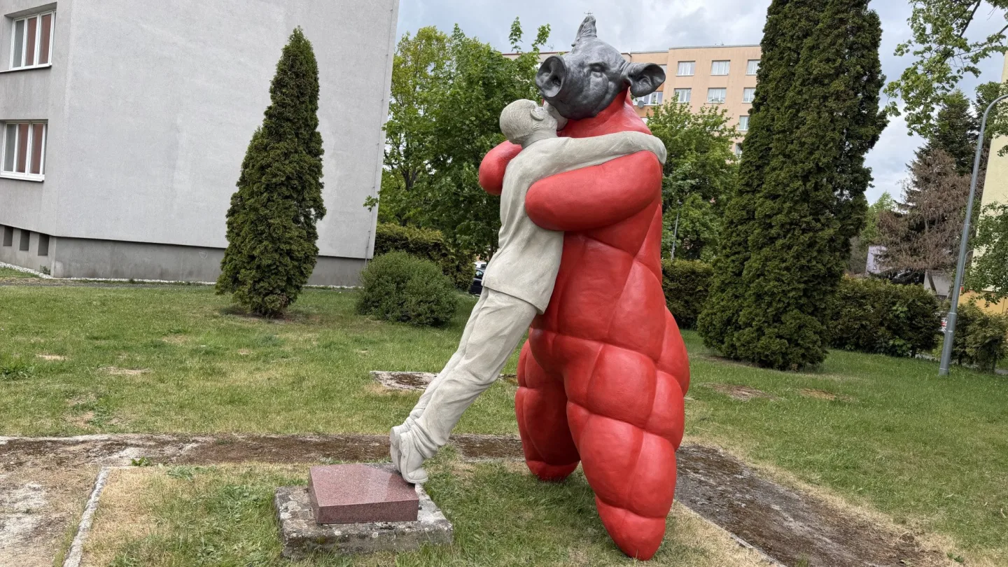 Dílo nazvané Polibek moci budí vášně ještě před samotným zahájením festivalu Sochy na ulici