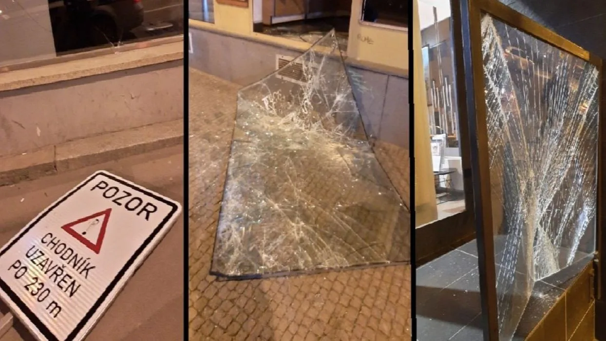 Vandal v centru Plzně demoloval výlohy obchodů i automobily