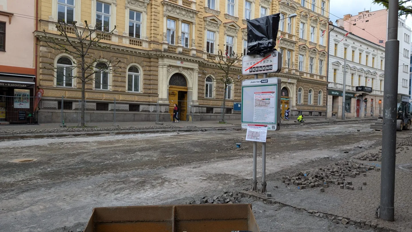Žádná diskuse a zmatky, zastupitelé řešili už probíhající stavbu na Americké třídě
