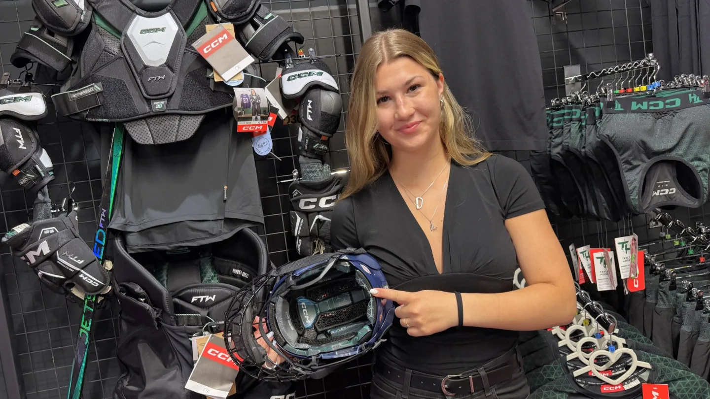 Hokejová reprezentantka Linda Vocetková chválí helmu uzpůsobenou pro ženské hokejistky