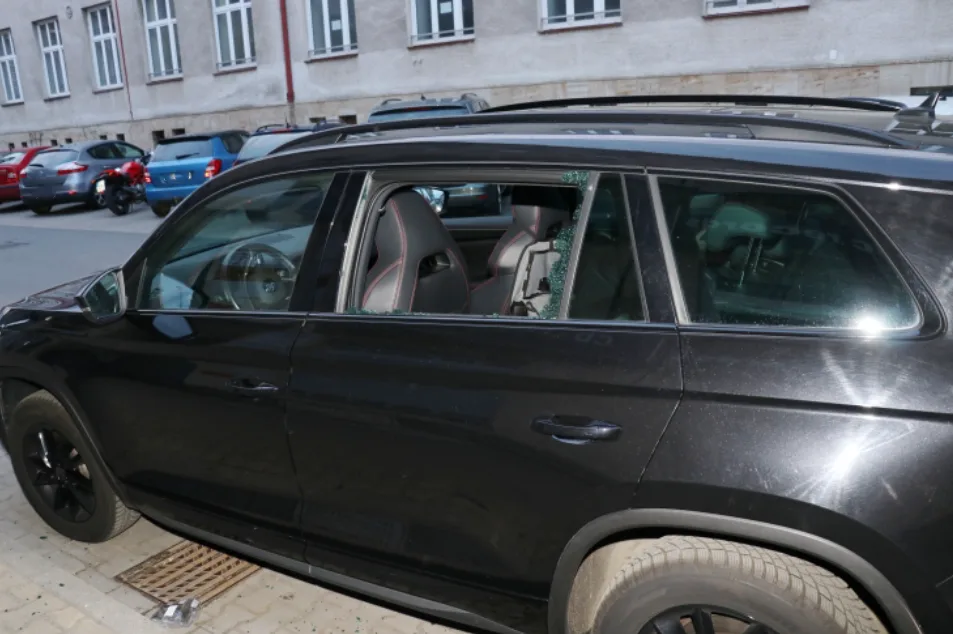 Nechat 50 tisíc v autě v centru Plzně se ženě nevyplatilo. Škodovku vykradl zloděj