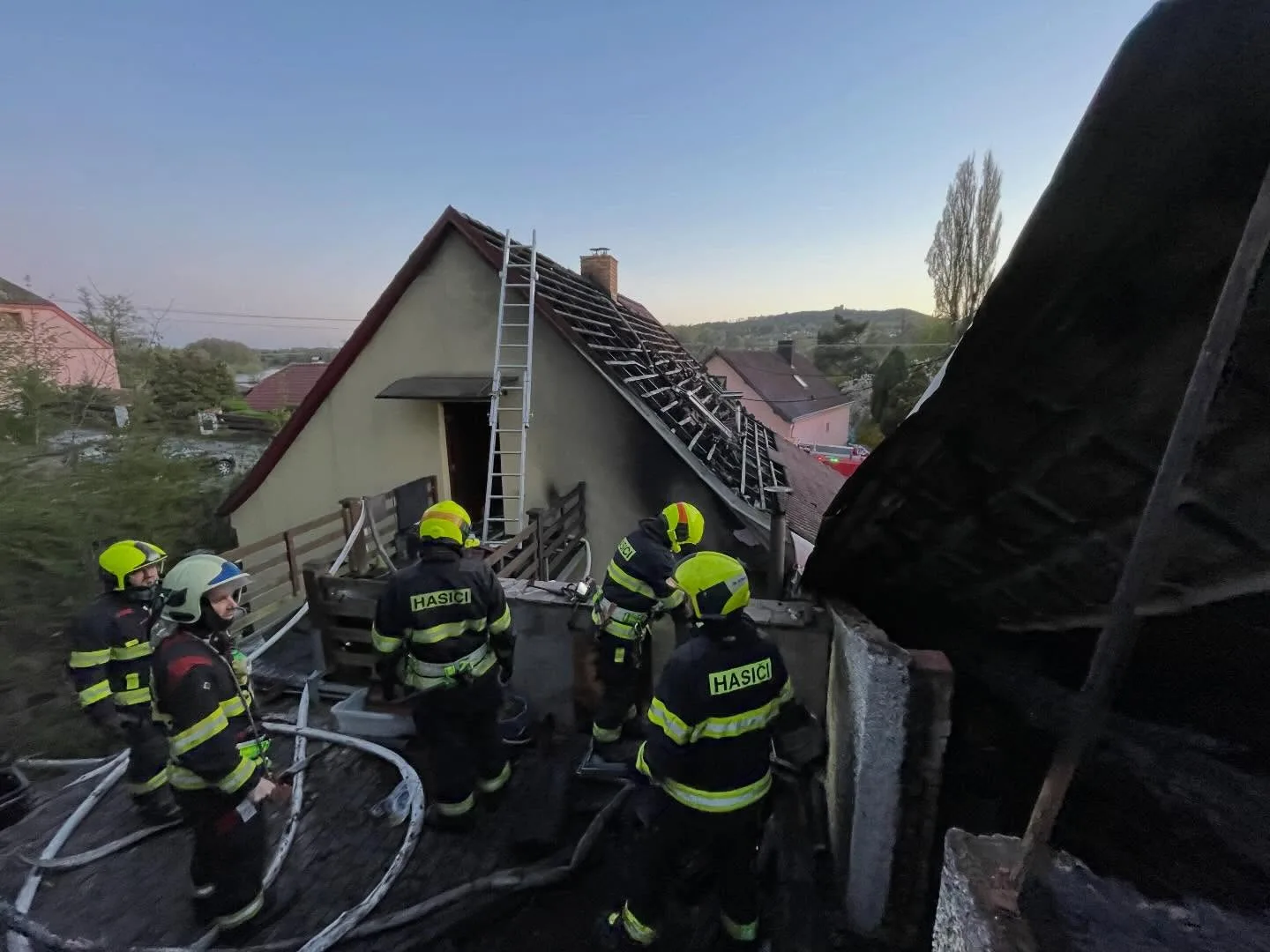 Rodina ve Starém Plzenci přišla během požáru o domov. Pomoci může sbírka