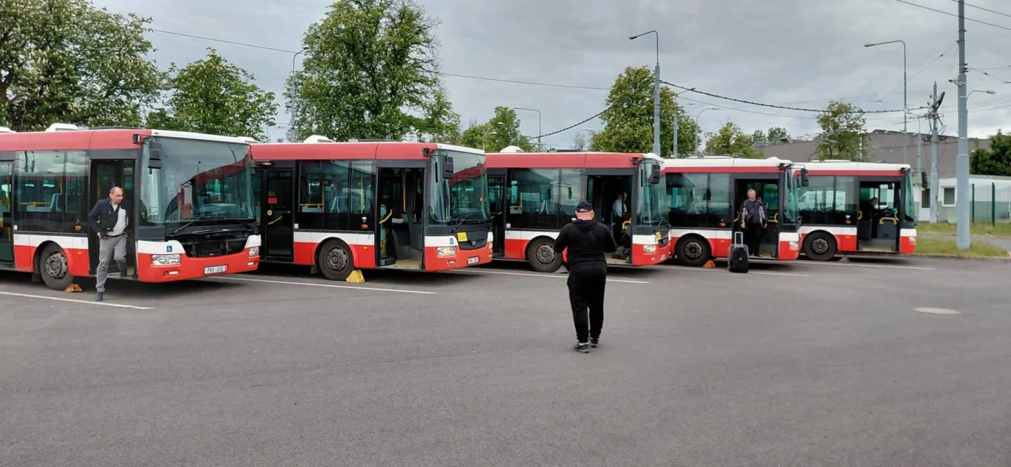 Staré autobusy do šrotu nepůjdou, město je posílá do ukrajinského Charkova