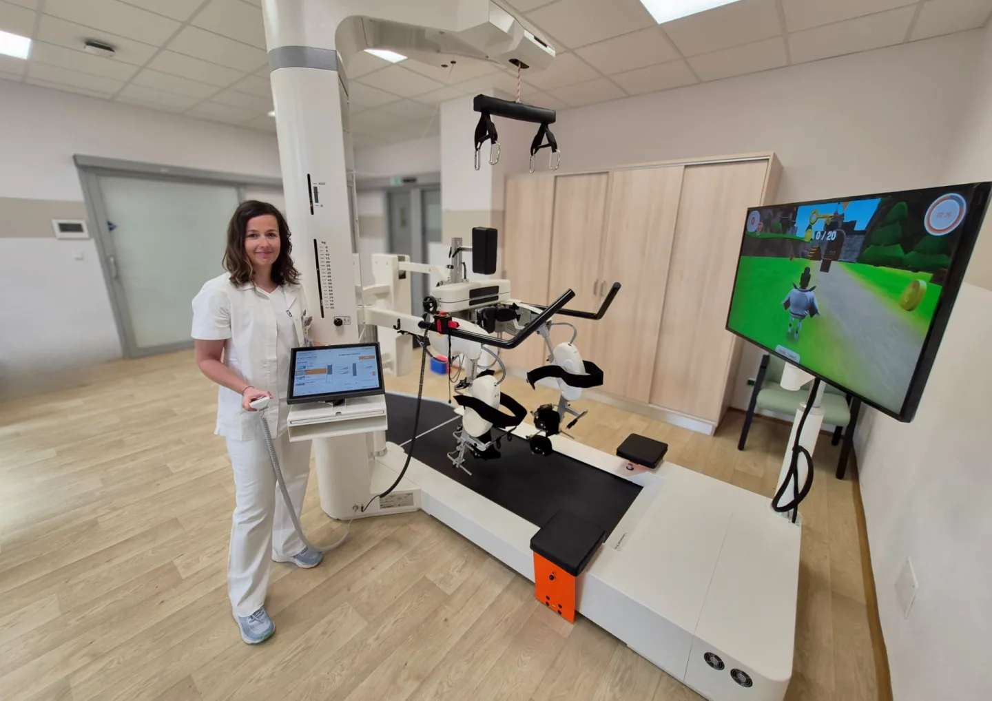 S pacienty rehabilituje unikátní robot, využívá kombinaci ortéz a běžeckého pásu