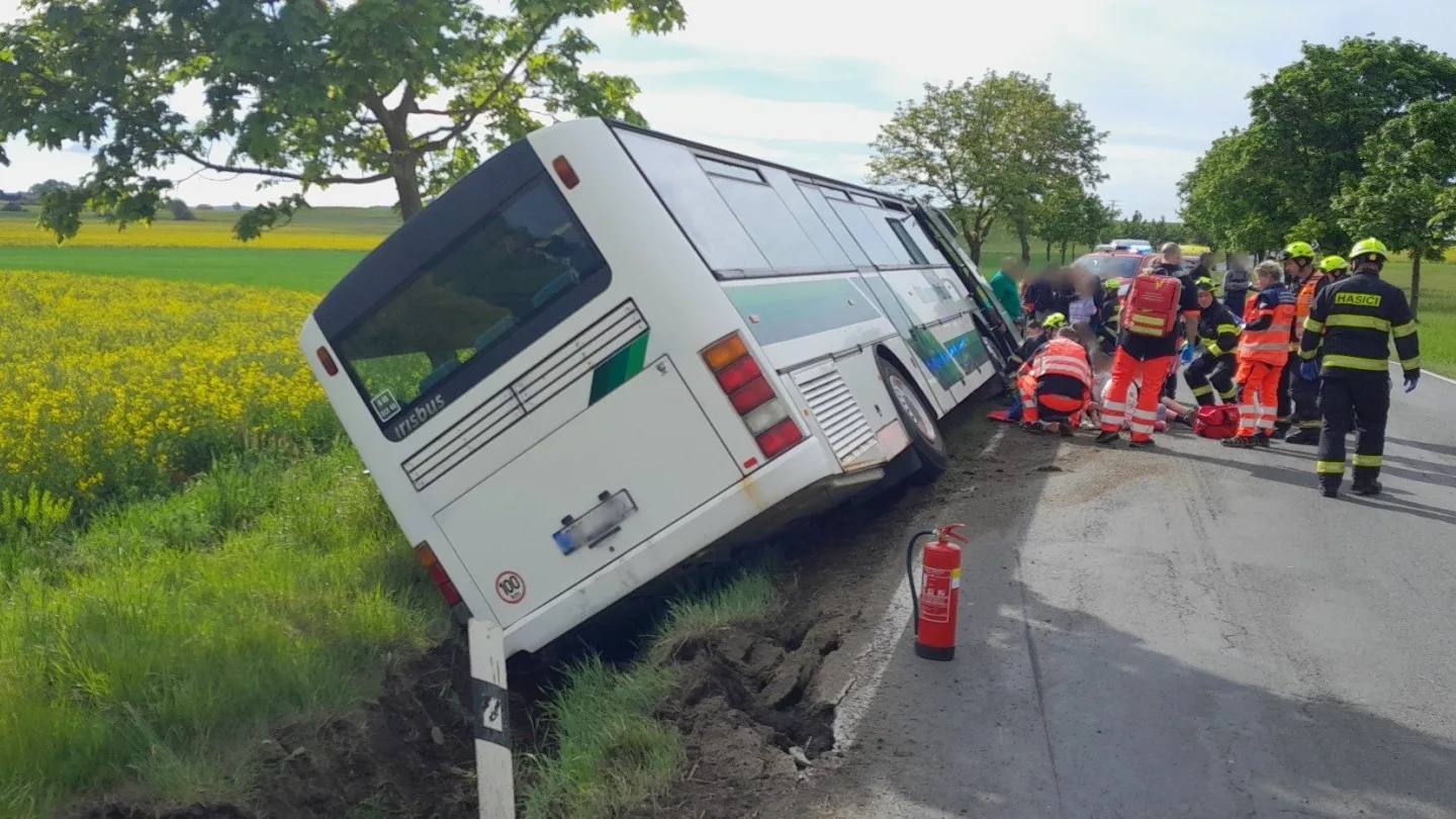 Autobus plný dětí havaroval na Rokycansku. Na místě zasahují desítky záchranářů