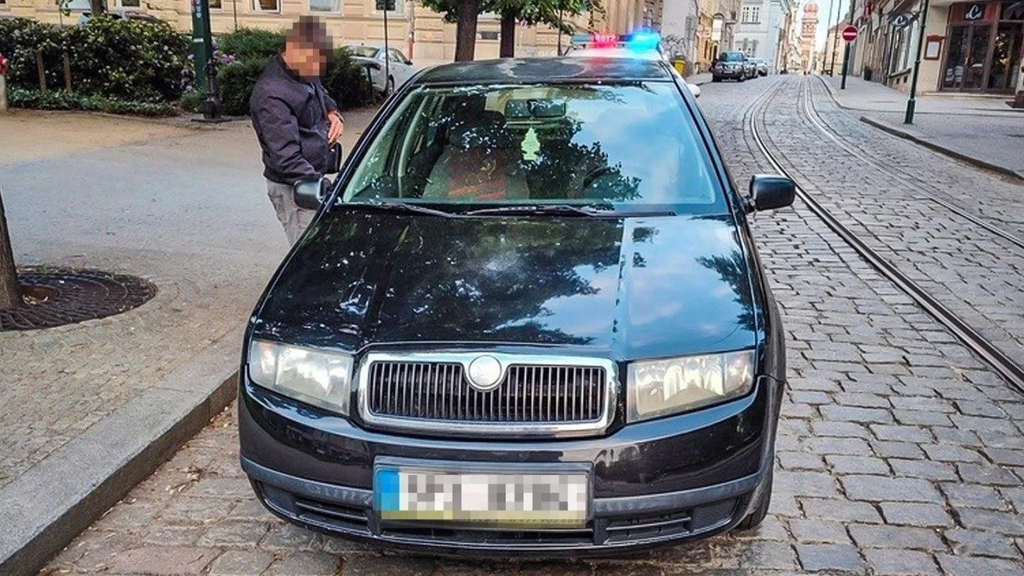 Cizinec řidič tvrdil, že pospíchá prodat auto. Tvrdě narazil