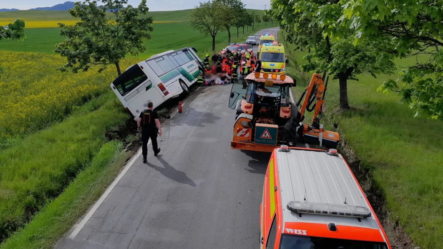 Autobus s dětmi havaroval na Rokycansku