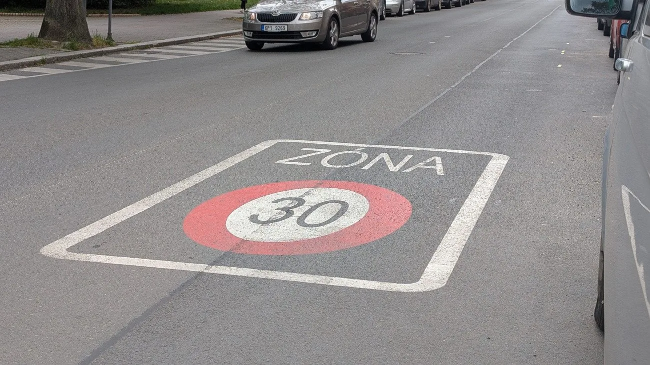 Město rozšiřuje třicítkové zóny a poprvé zavede i dvacítku, věří ve zklidnění dopravy
