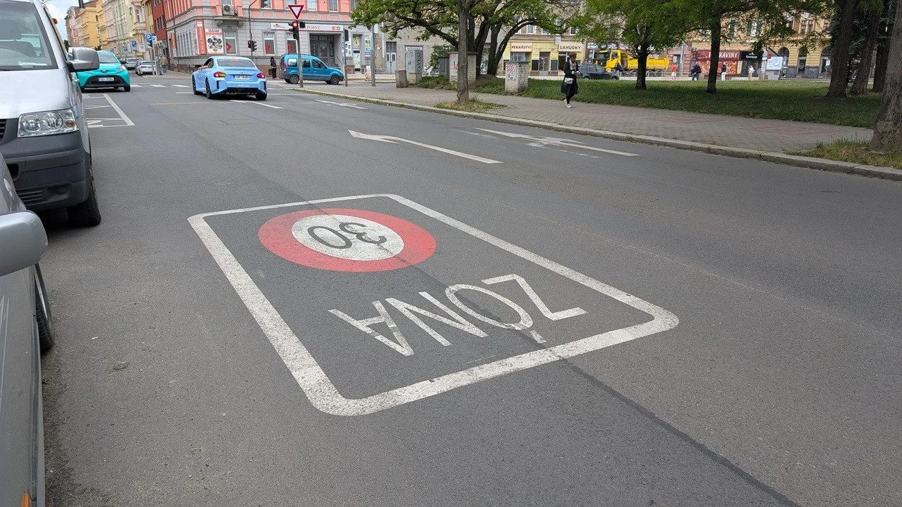 Město rozšiřuje třicítkové zóny a poprvé zavede i dvacítku, věří ve zklidnění dopravy