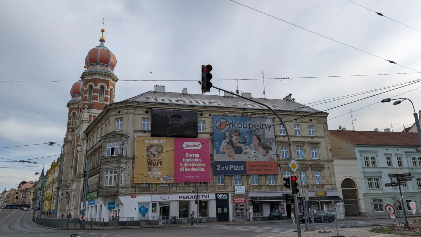 Čas se krátí. Majitelé reklamní plachet je musí odstranit do konce června