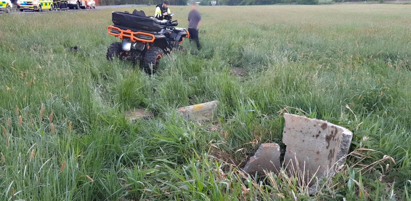 Řidič na čtyřkolce narazil do betonové skruže, náraz ho doslova katapultoval