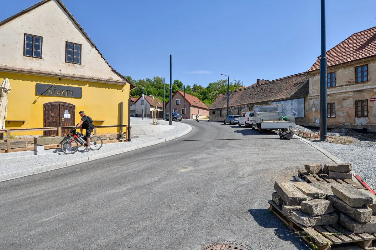 Po nekonečných odkladech se doprava vrací na Rolnické náměstí. Hotovo bude v srpnu