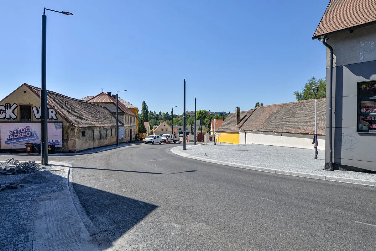 Po nekonečných odkladech se doprava vrací na Rolnické náměstí. Hotovo bude v srpnu