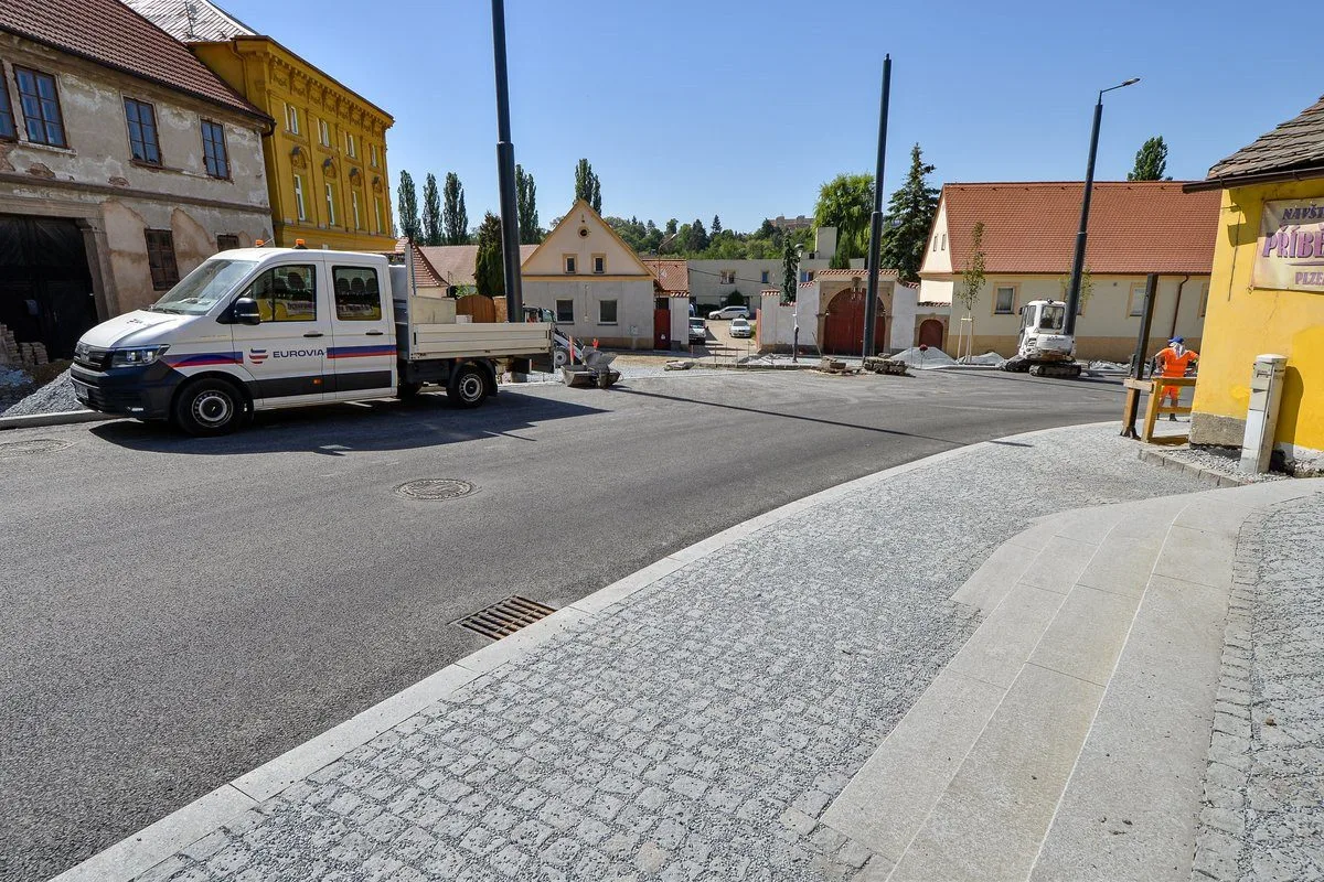 Po nekonečných odkladech se doprava vrací na Rolnické náměstí. Hotovo bude v srpnu