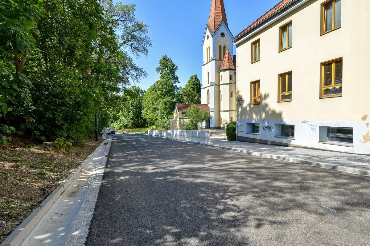 Po nekonečných odkladech se doprava vrací na Rolnické náměstí. Hotovo bude v srpnu