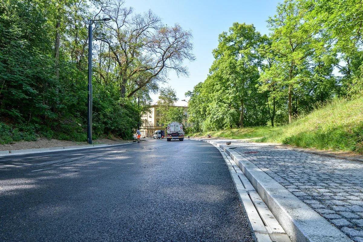 Po nekonečných odkladech se doprava vrací na Rolnické náměstí. Hotovo bude v srpnu