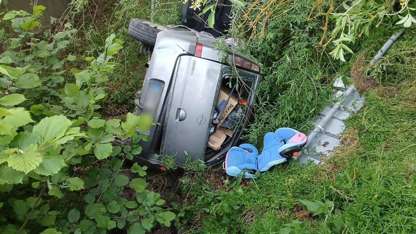 Auto prorazilo zábradlí a zřítilo se ze strmého srázu do koryta potoka