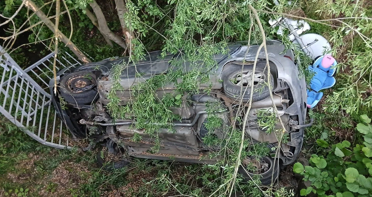 Auto vyletělo ze silnice, prorazilo zábradlí a zřítilo se ze srázu do koryta potoka