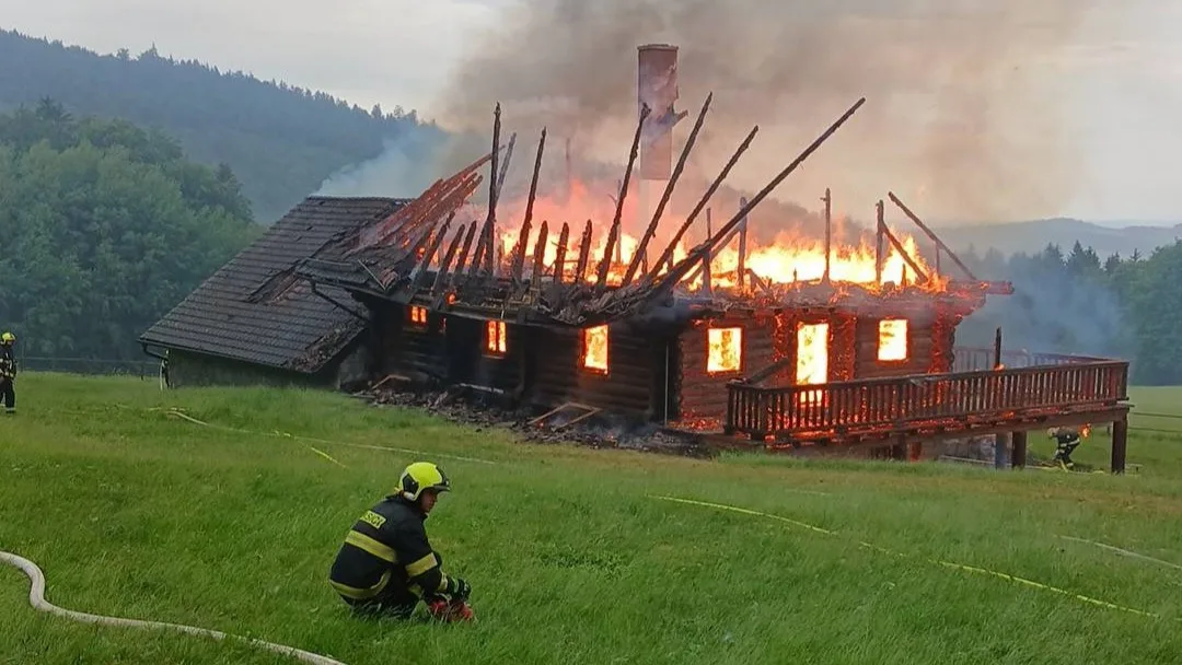 Srub na samotě v Pošumaví takřka lehnul popelem, škody jsou do milionů
