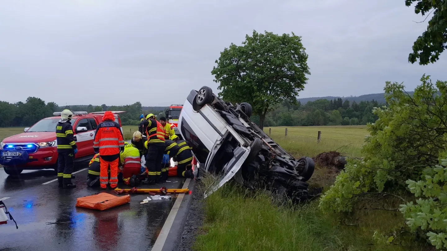 Dodávka vyletěla ze silnice, přerazila strom a převrátila se na střechu. Tři lidé se zranili
