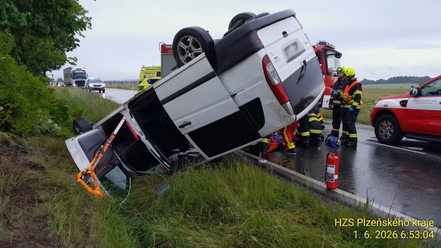 Dodávka vyletěla ze silnice, přerazila strom a převrátila se na střechu. Tři lidé se zranili