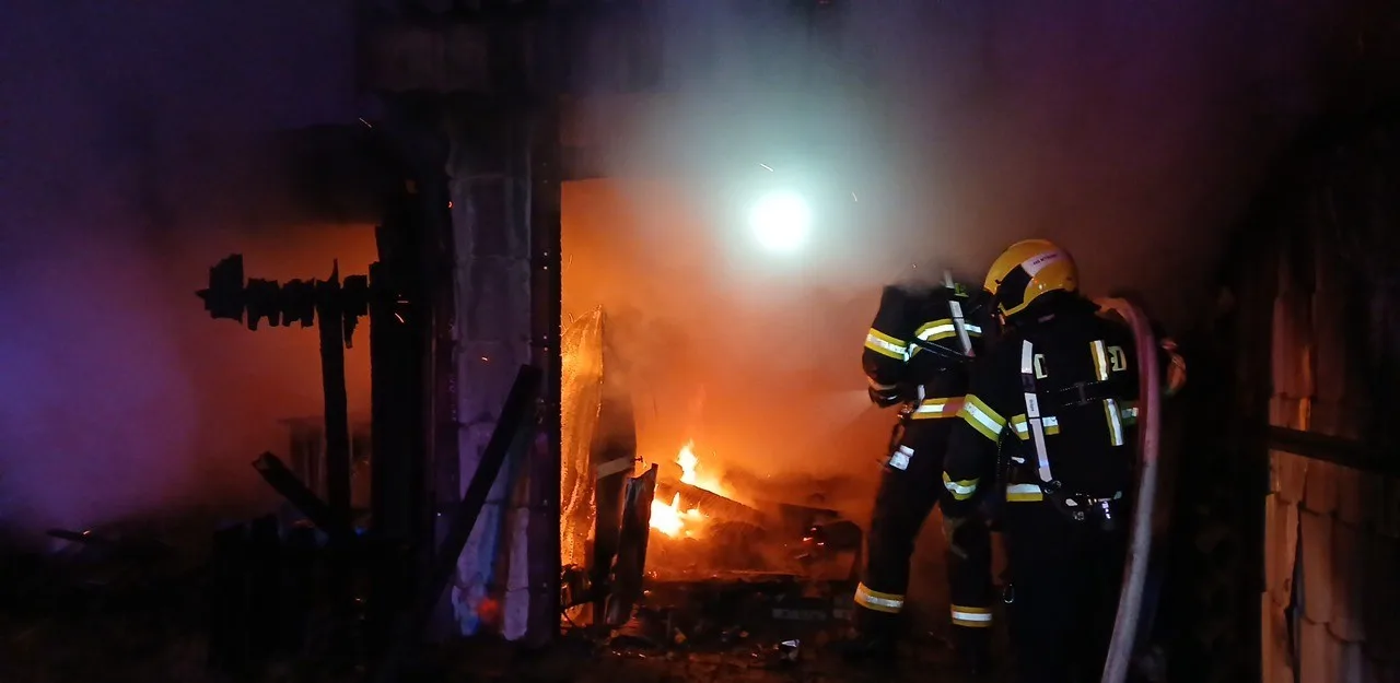 Hasiči bojovali s požárem skladu, ohrožovaly je vybuchující hořlaviny