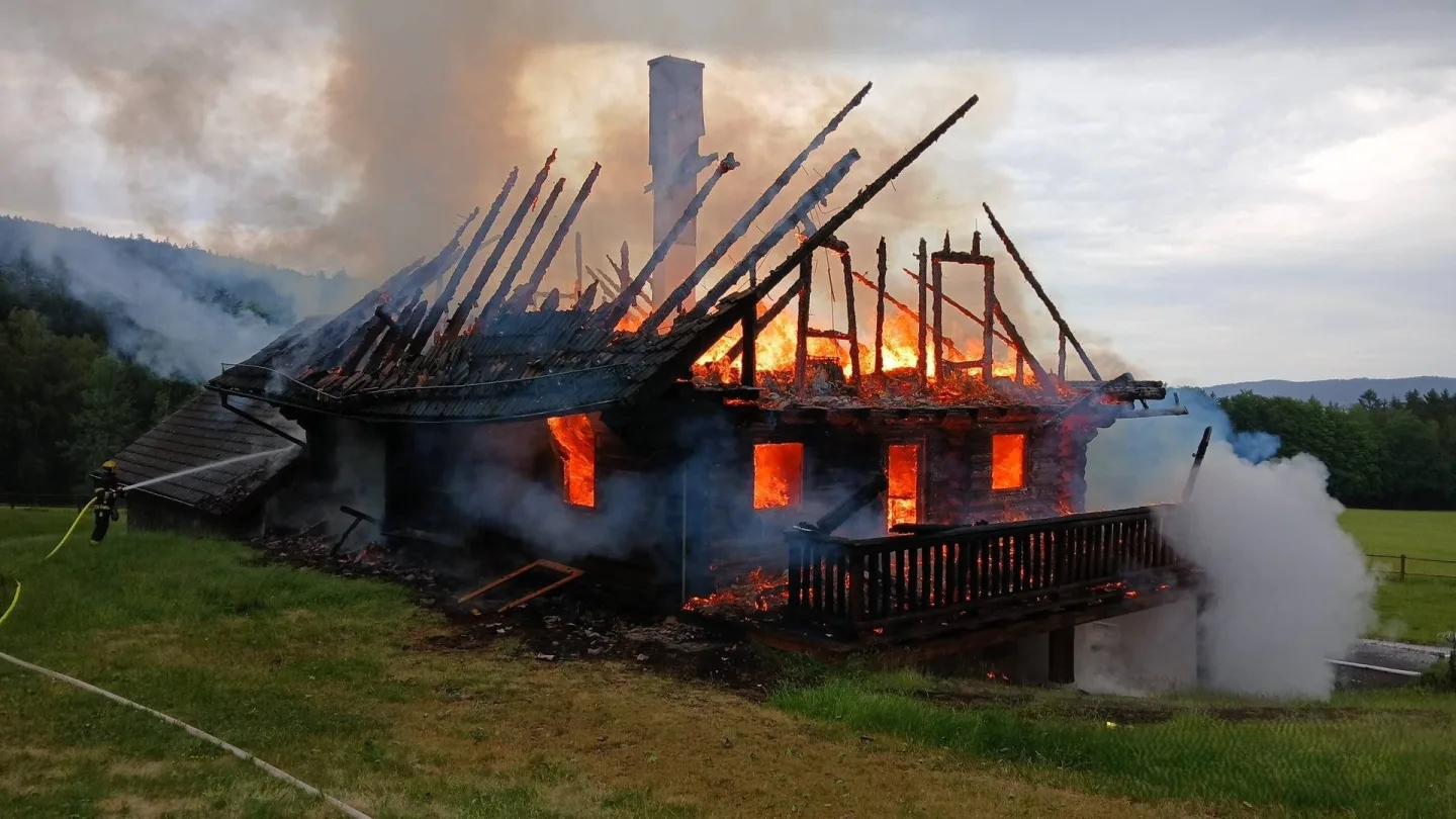 Požár srubu na šumavské samotě působil blesk, podpálil také chatu v Srní