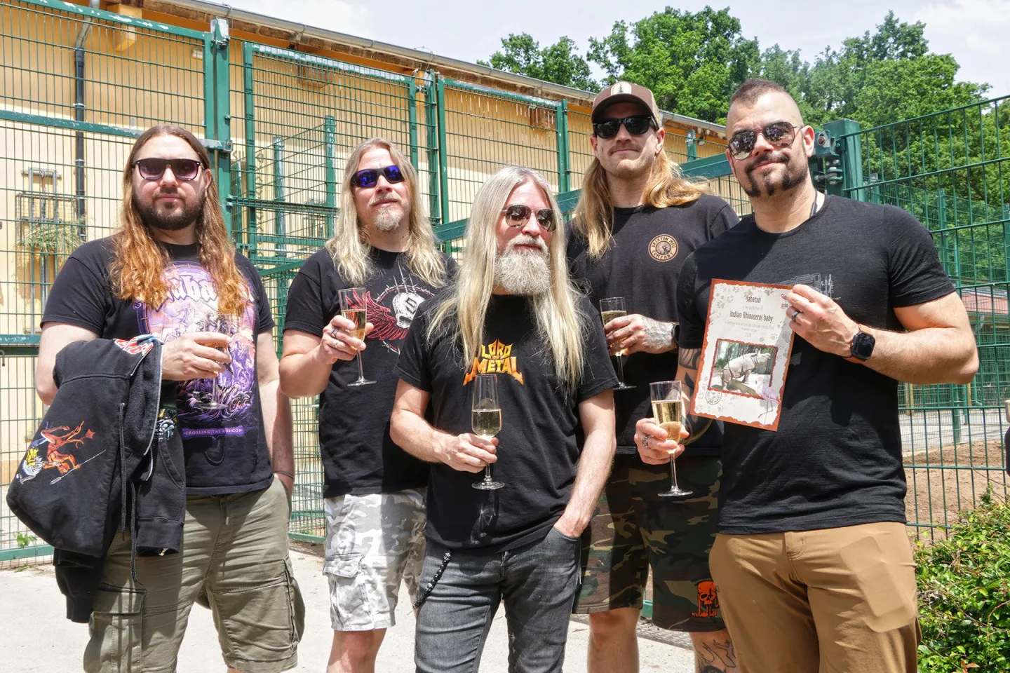Metalová skupina Sabaton dala nosorožci jméno Karel, mezi návrhy byl i Tank