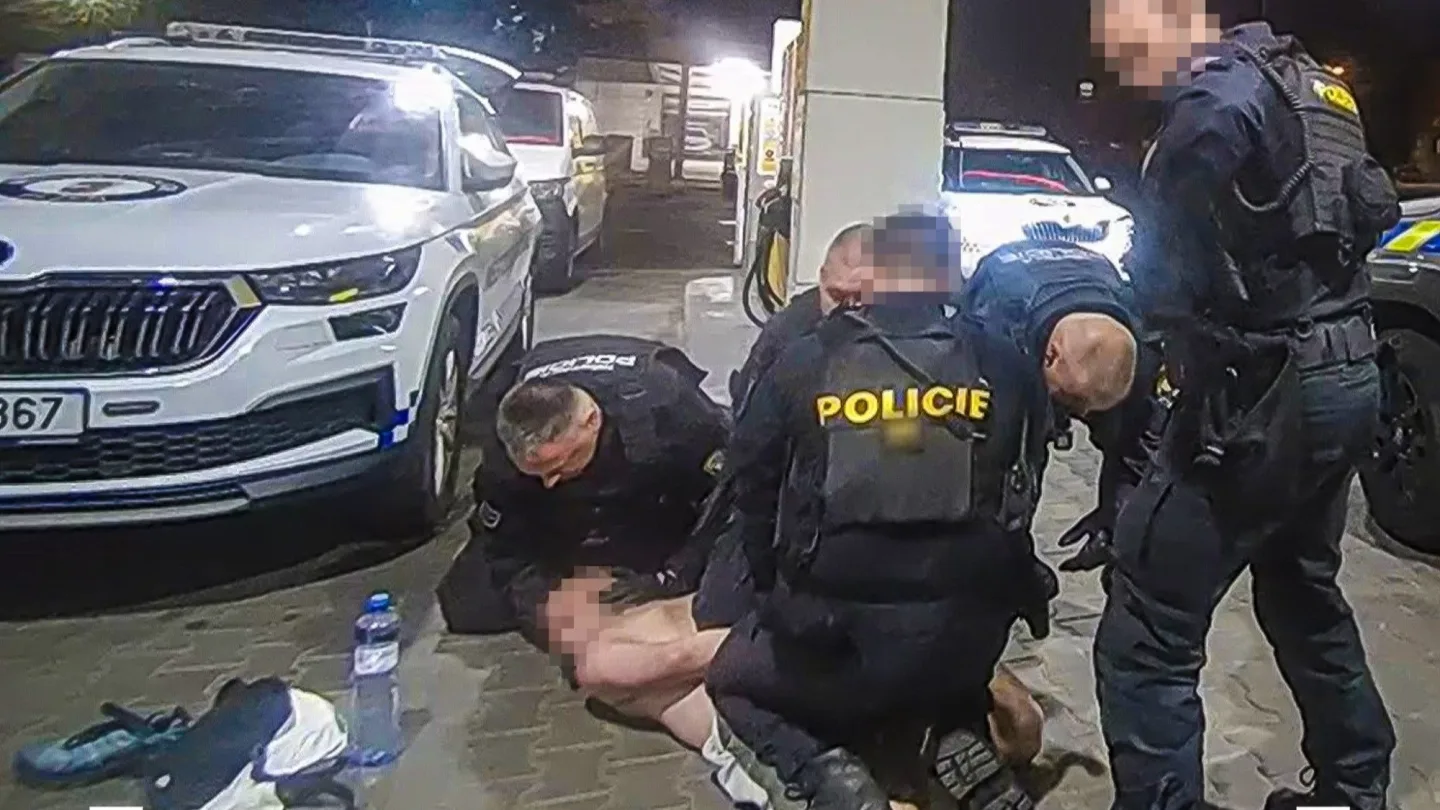 Polonahý mladík lezl na pumpě do mrazáku, odvezli ho přikurtovaného k lehátku