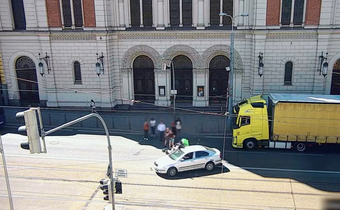 Drsné video zachytilo, jak auto na přechodu smetlo kurýra na elektrokoloběžce