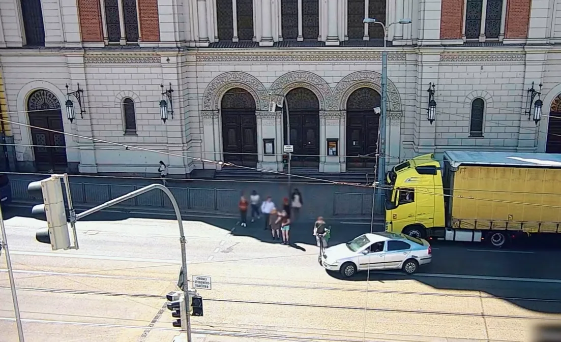 VIDEO: Drsné video zachytilo, jak auto na přechodu smetlo kurýra na elektrokoloběžce