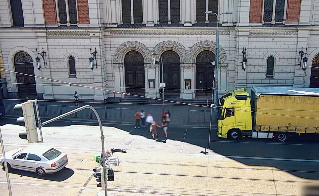 VIDEO: Drsné video zachytilo, jak auto na přechodu smetlo kurýra na elektrokoloběžce