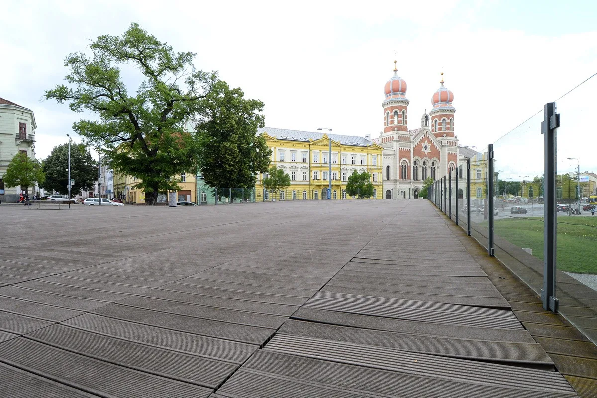 Terasy u Velkého divadla jsou na hranici životnosti, město je za 7 milionů předělá