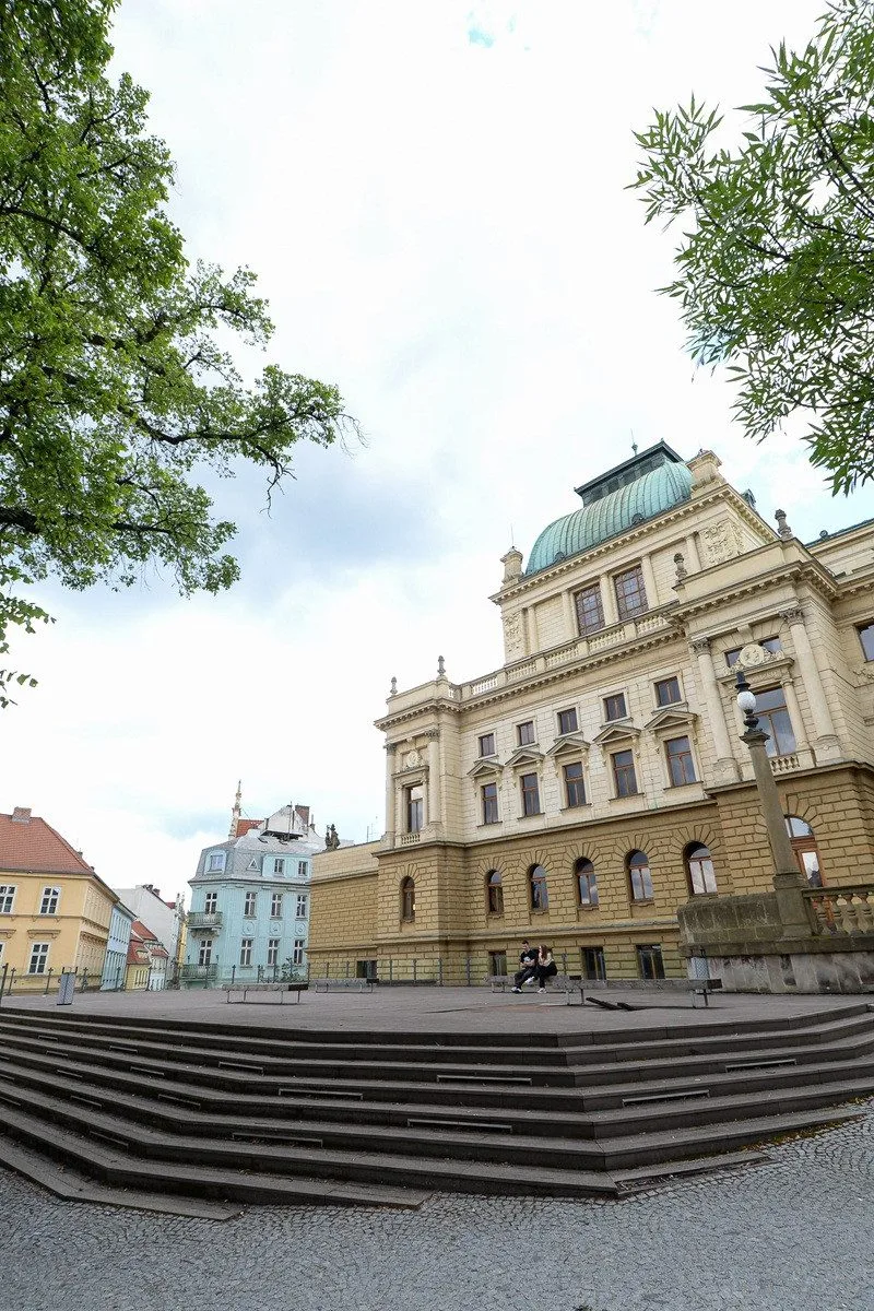Terasy u Velkého divadla jsou na hranici životnosti, město je za 7 milionů předělá