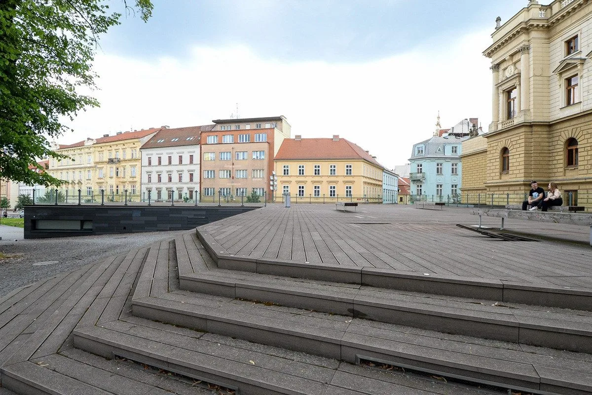 Terasy u Velkého divadla jsou na hranici životnosti, město je za 7 milionů předělá