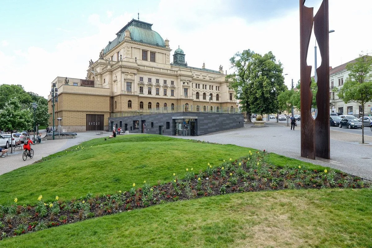 Terasy u Velkého divadla jsou na hranici životnosti, město je za 7 milionů předělá