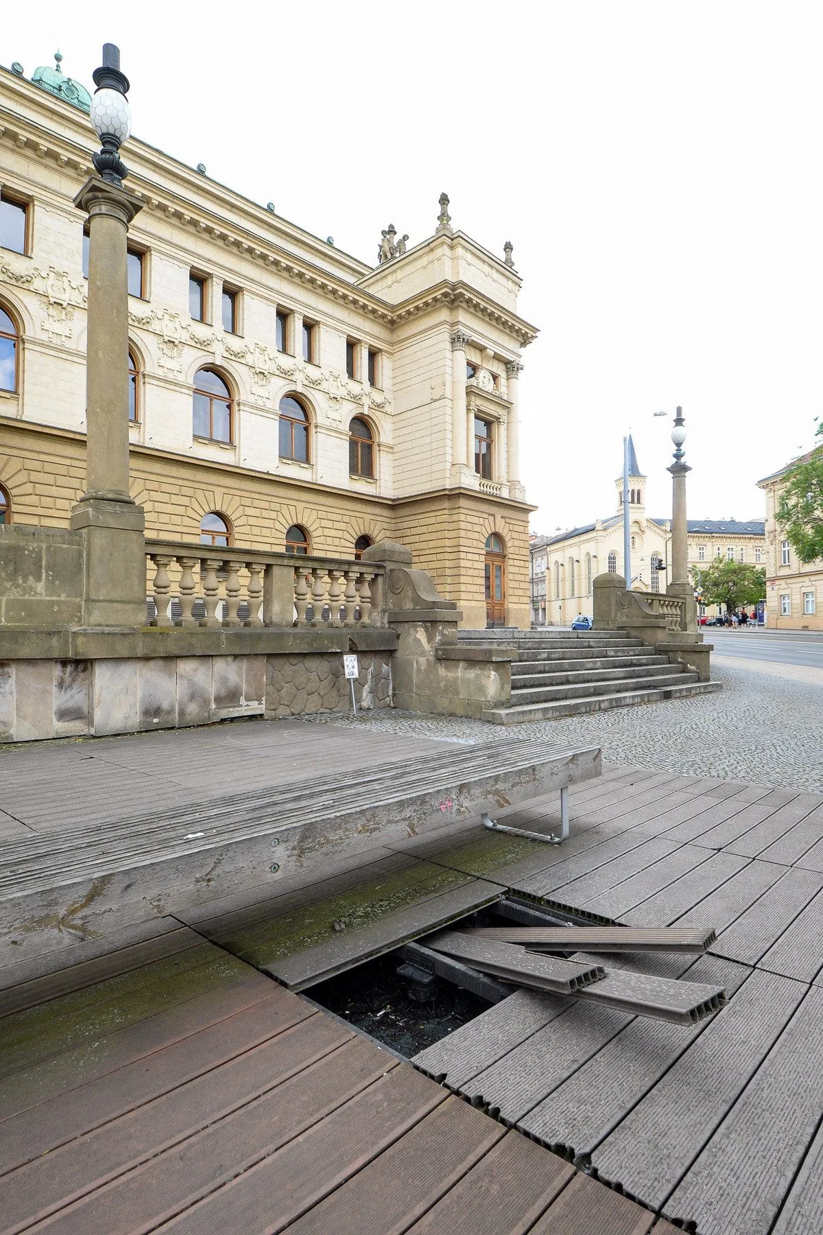 Terasy u Velkého divadla jsou na hranici životnosti, město je za 7 milionů předělá