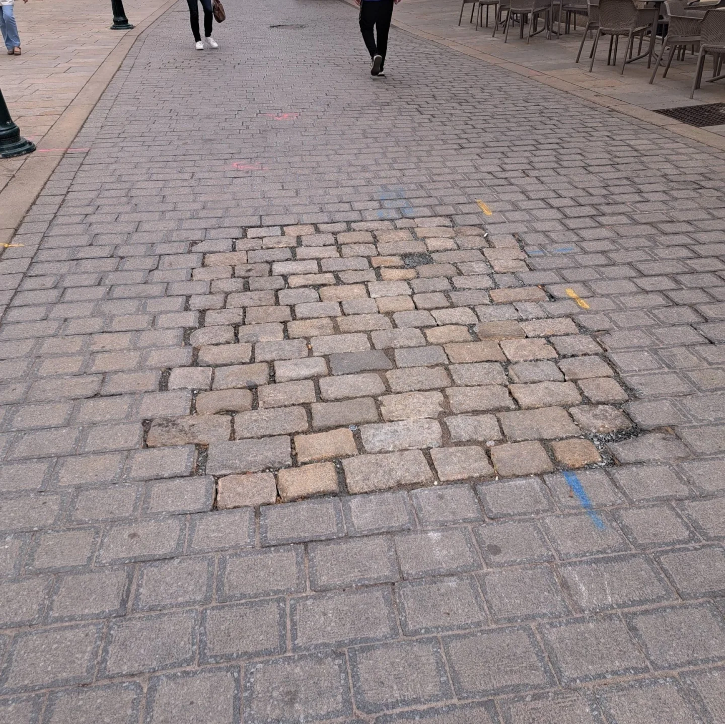 Lidé se podivují nad stavem dlažby v centru města. Vysvětlení je prosté